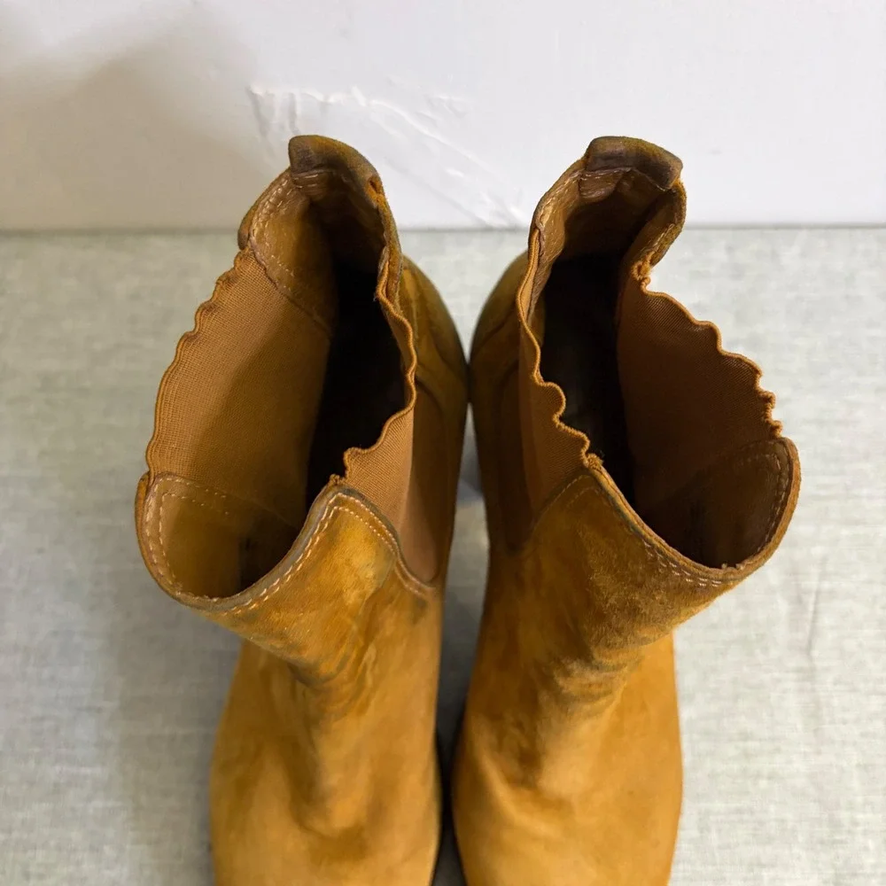 Tory Burch Booties Womens 6.5 Tan Suede Chelsea Block Heel‎ Lug Sole Gold Logo